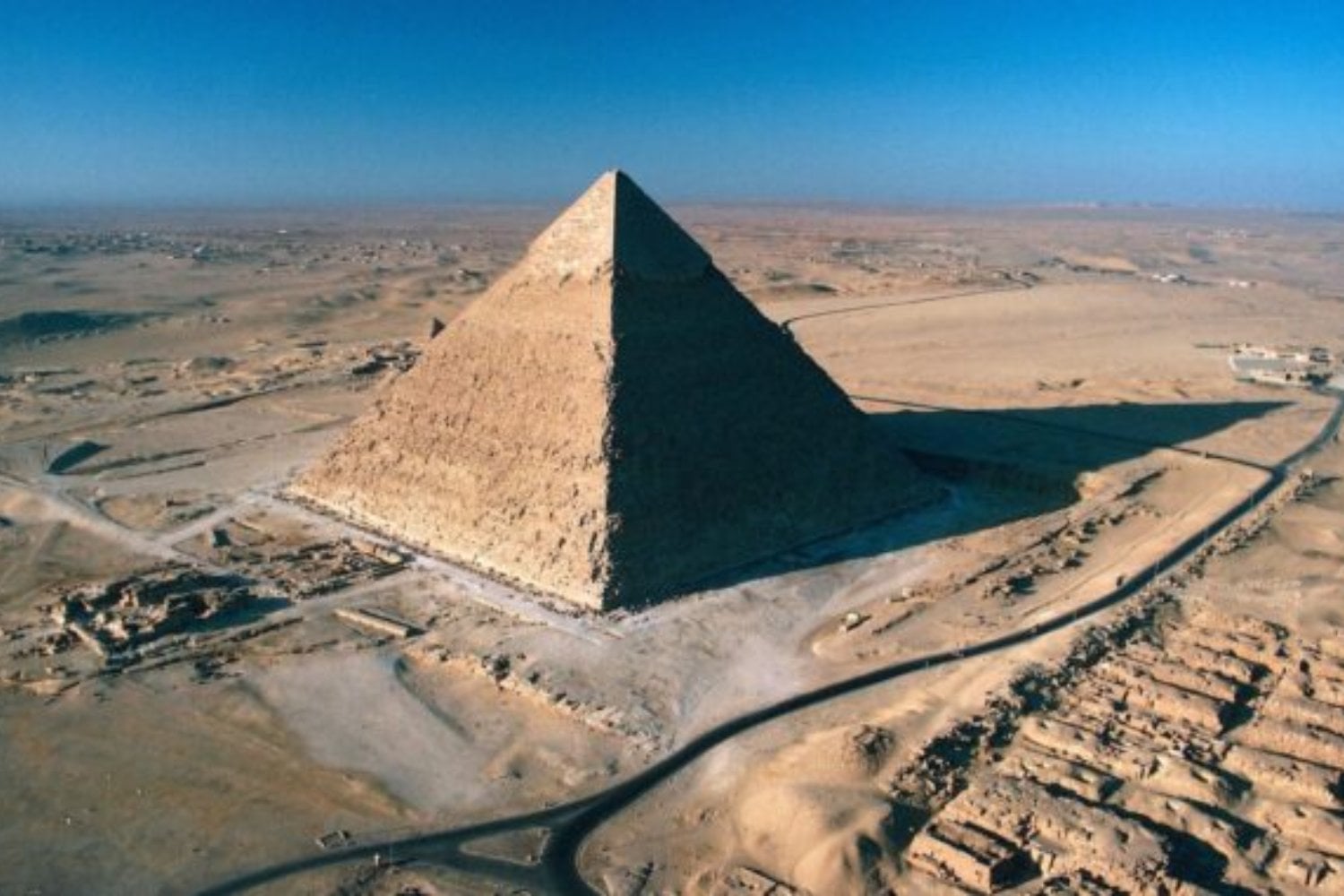 Dos tumbas de más de 5.000 años aparecen en una necrópolis de Egipto y muestran cómo se experimentaba con la piedra antes de las pirámides. Sus muros, más gruesos en la base, podrían conectar la arquitectura de la Primera Dinastía con la pirámide escalonada de Zoser