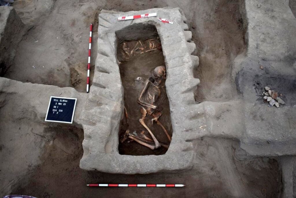 Egipto acaba de encontrar algo más valioso que una tumba aislada: un asentamiento entero del tiempo de los hicsos. Casas, hornos, silos y cementerios revelan cómo se vivía en el delta oriental