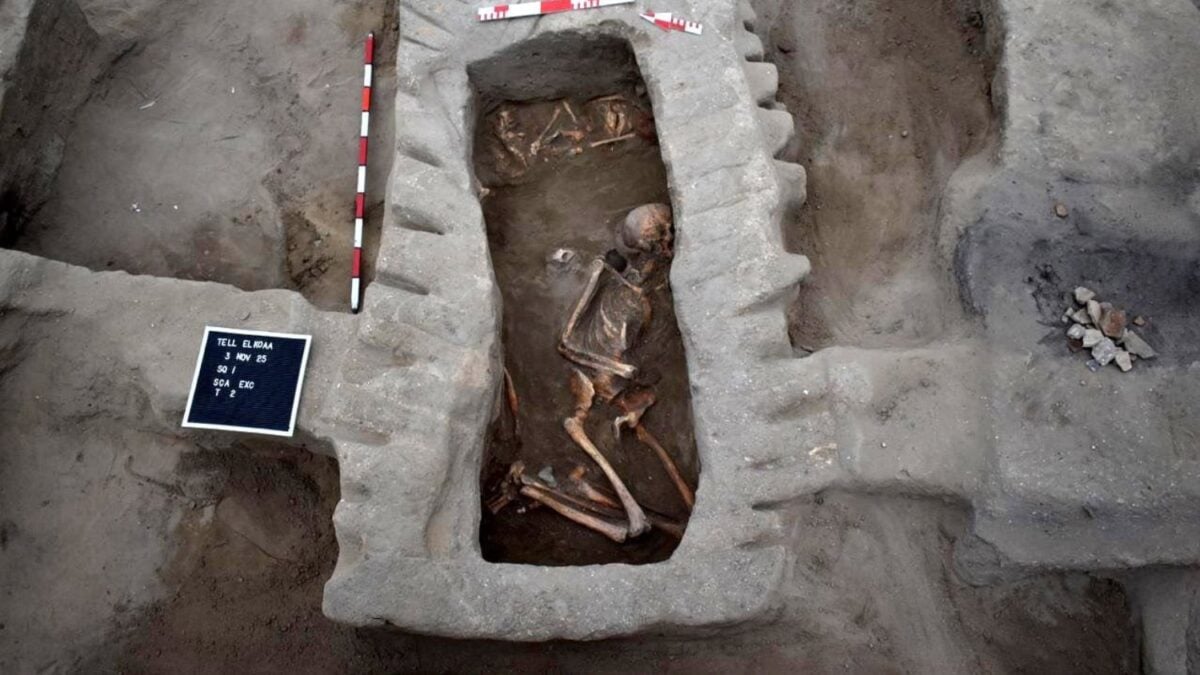 Egipto acaba de encontrar algo más valioso que una tumba aislada: un asentamiento entero del tiempo de los hicsos. Casas, hornos, silos y cementerios revelan cómo se vivía en el delta oriental
