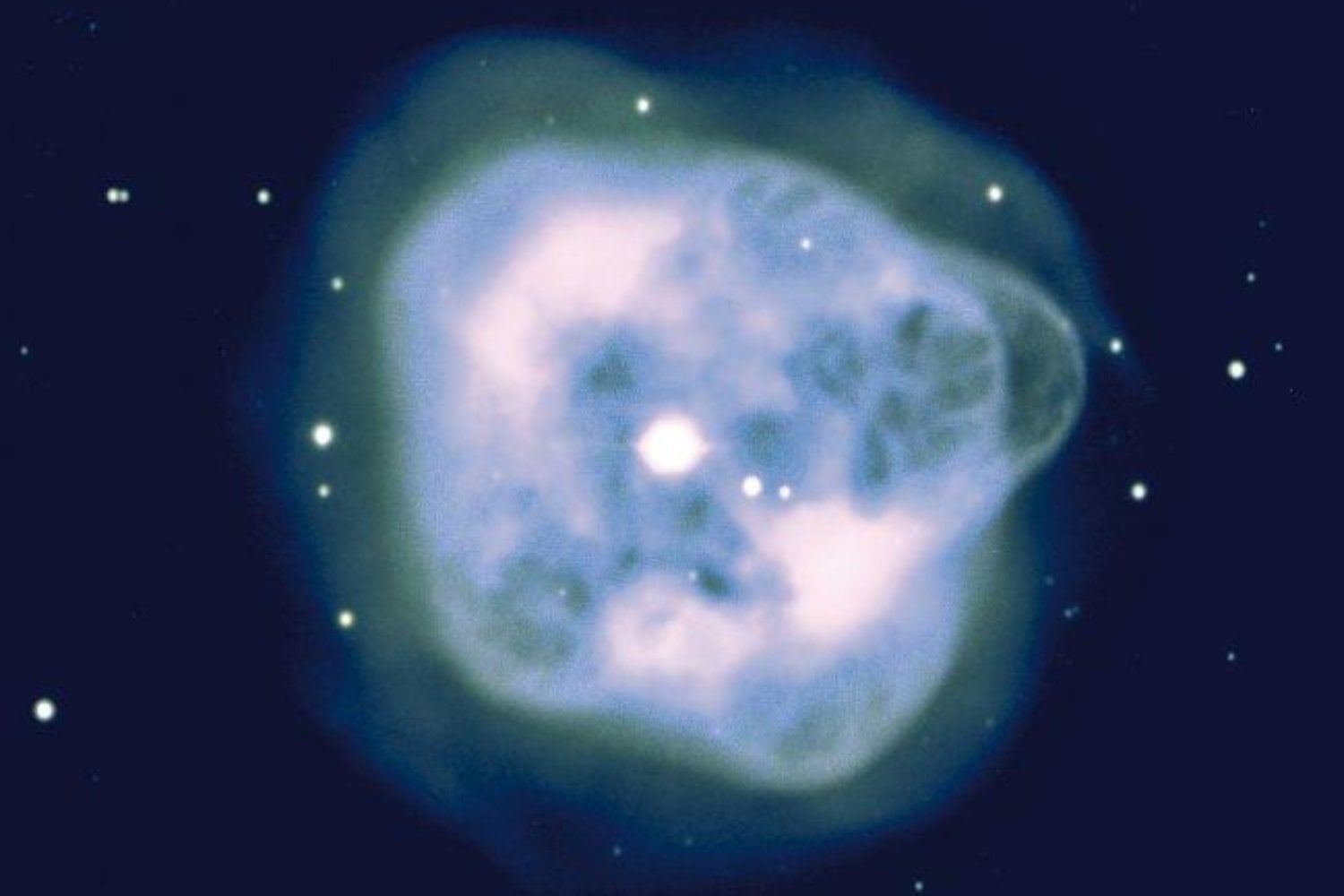 A 1.500 años luz de la Tierra existe un objeto que los astrónomos observan como una ventana al futuro. La nebulosa Bola de Cristal muestra cómo podría terminar el Sol dentro de miles de millones de años
