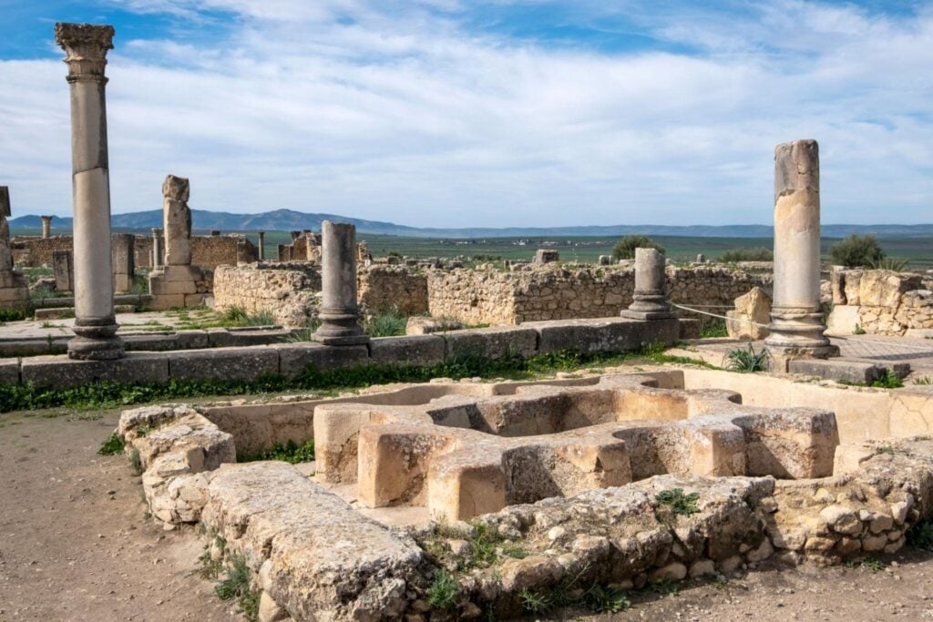 Un tablero de juego de hace 1.200 años apareció tallado en las escaleras de unos baños medievales de Marruecos. El hallazgo muestra que los hammams del islam primitivo también eran espacios para jugar y socializar