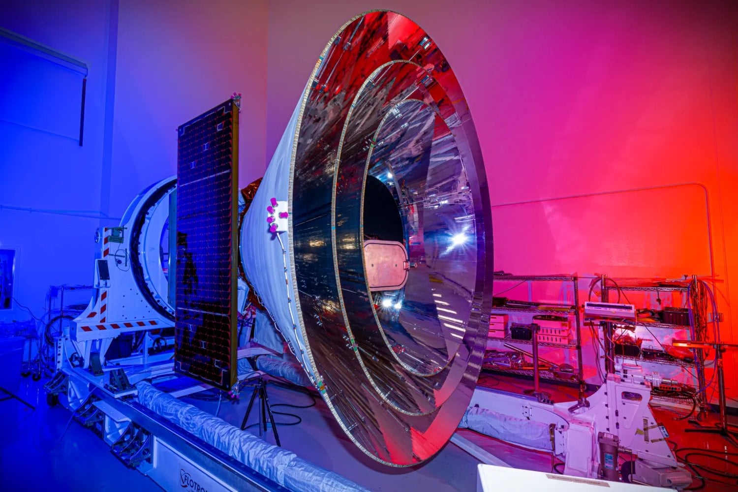 El nuevo telescopio SPHEREx de la NASA ya está viendo el universo atravesado por líneas de satélites. Un estudio advierte que el problema podría contaminar todas sus imágenes si se aprueban las megaconstelaciones previstas