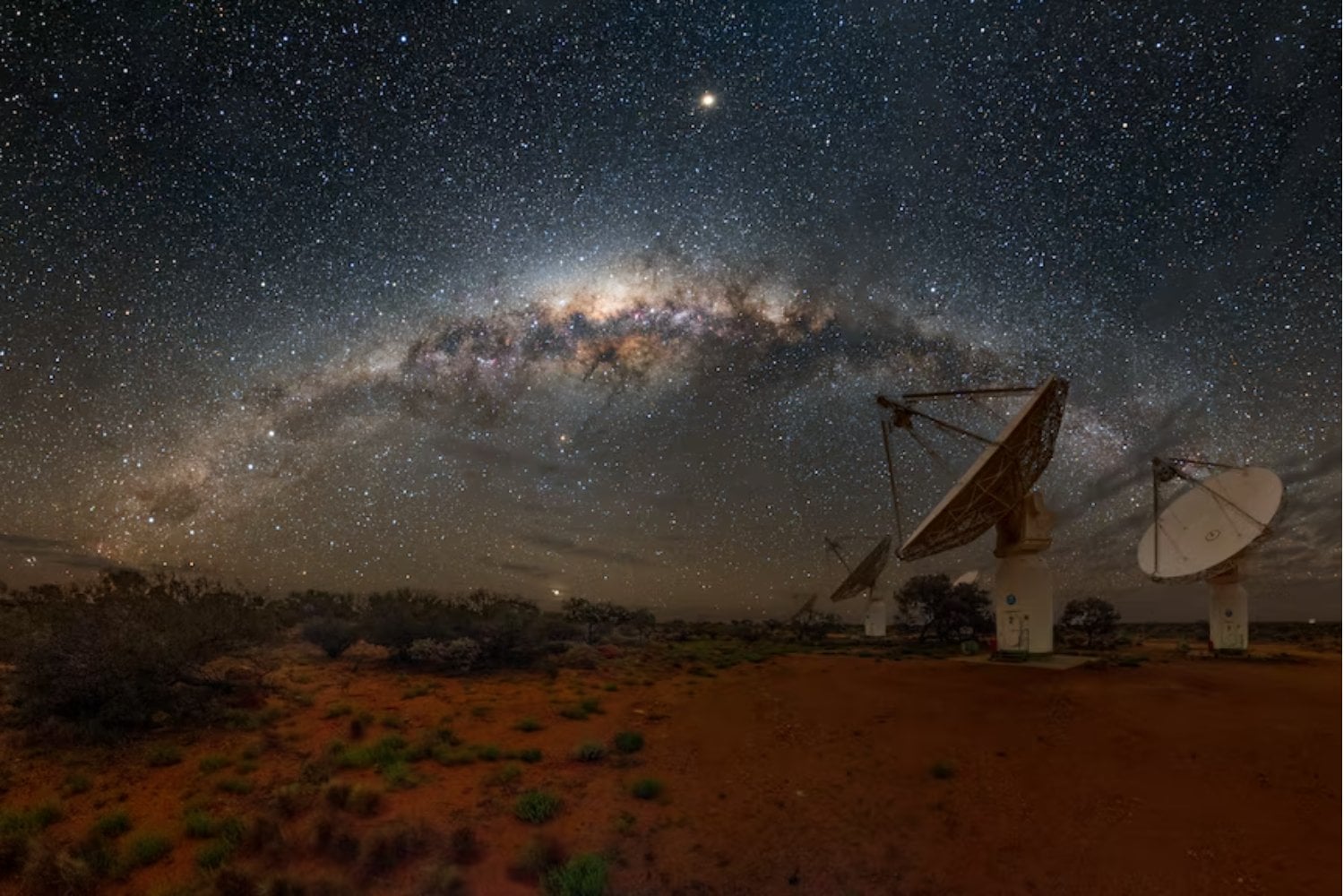 Un radiotelescopio en el desierto australiano acaba de cartografiar algo que ningún ojo humano puede ver. El mayor mapa magnético del universo muestra cómo la luz se retuerce al cruzar campos invisibles entre galaxias
