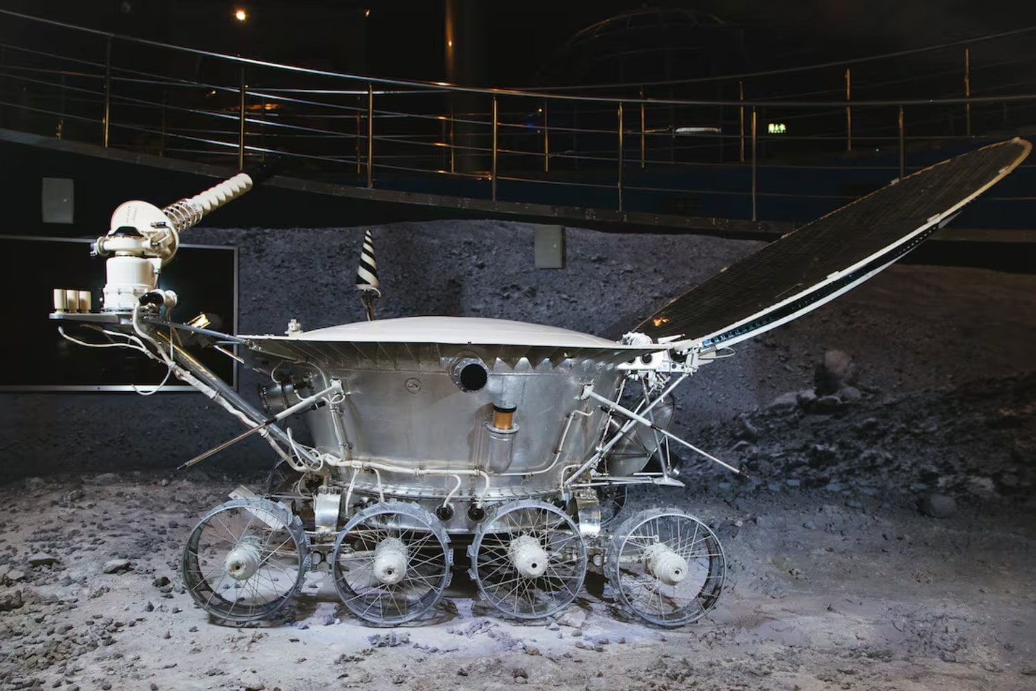 La NASA no “despertó” ahora una reliquia soviética perdida en la Luna: la redescubrió en 2010 con un láser. El reflector del Lunokhod 1 sigue siendo una de las piezas más útiles para medir nuestro satélite