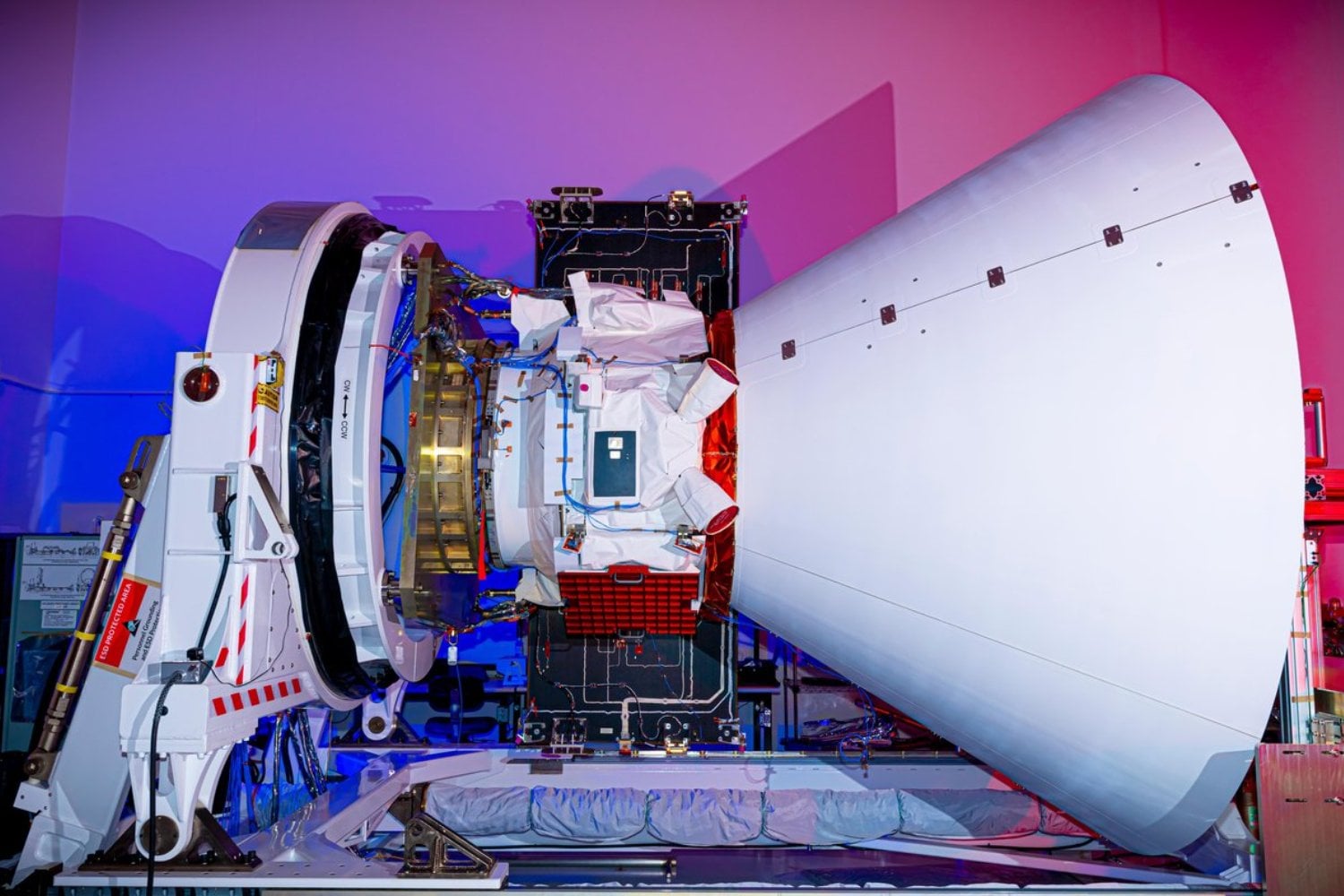 El nuevo telescopio SPHEREx de la NASA ya está viendo el universo atravesado por líneas de satélites. Un estudio advierte que el problema podría contaminar todas sus imágenes si se aprueban las megaconstelaciones previstas