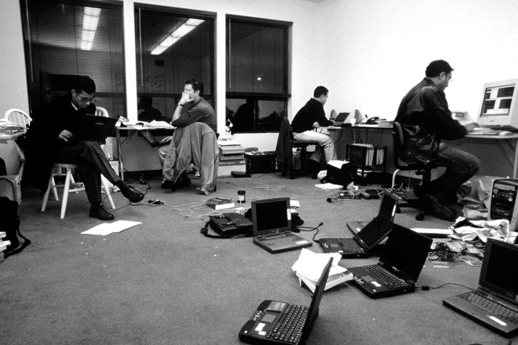 La Generación Z más tech de Silicon Valley está cambiando las fiestas por una nueva obsesión: trabajar hasta el límite. Han dejado el alcohol, pero lo han sustituido por jornadas de 80, 90 y hasta 92 horas semanales