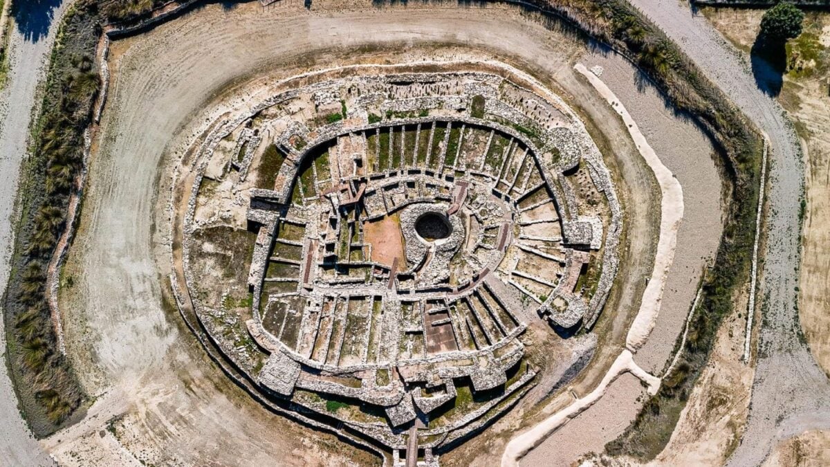 La arqueología mostraba ánforas, monedas y objetos llegados de todo el Mediterráneo, pero el ADN cuenta una historia mucho más estable. Los íberos mantuvieron su base genética durante seis siglos mientras incorporaban influencias extranjeras