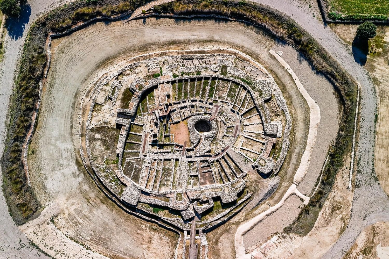 La arqueología mostraba ánforas, monedas y objetos llegados de todo el Mediterráneo, pero el ADN cuenta una historia mucho más estable. Los íberos mantuvieron su base genética durante seis siglos mientras incorporaban influencias extranjeras