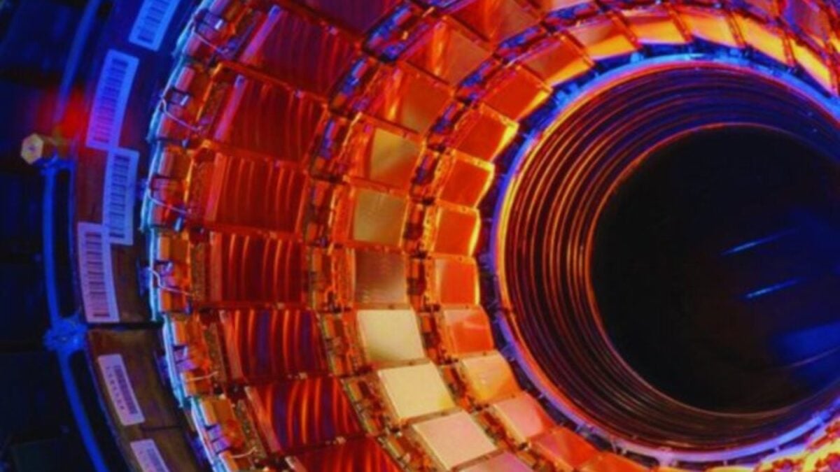 Algo nuevo apareció entre los restos de una colisión del CERN: una partícula ultraefímera hecha de dos quarks pesados. ATLAS confirma el mesón Bc*+ y afina una de las pruebas más difíciles de la fuerza fuerte