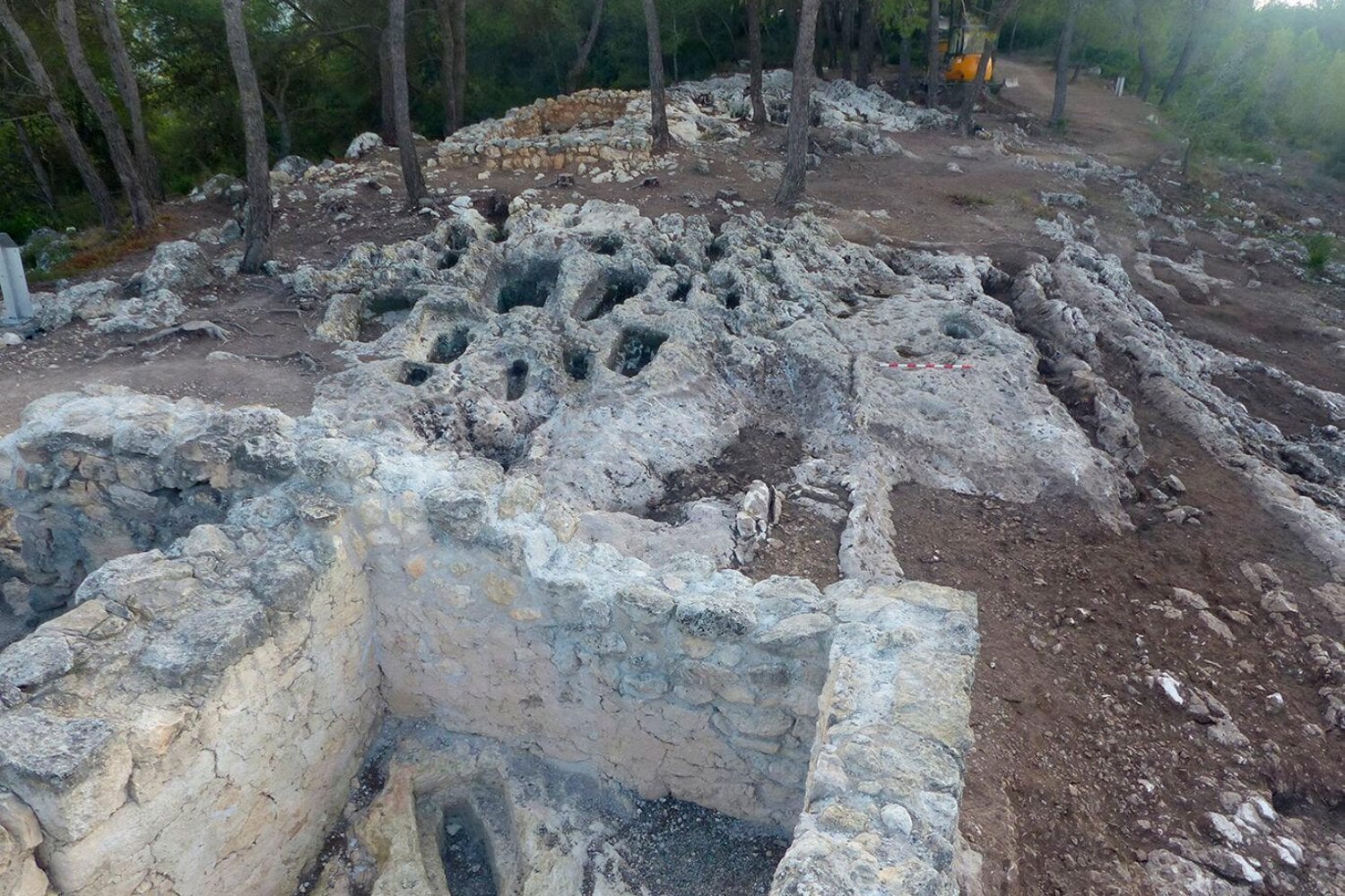 La arqueología mostraba ánforas, monedas y objetos llegados de todo el Mediterráneo, pero el ADN cuenta una historia mucho más estable. Los íberos mantuvieron su base genética durante seis siglos mientras incorporaban influencias extranjeras