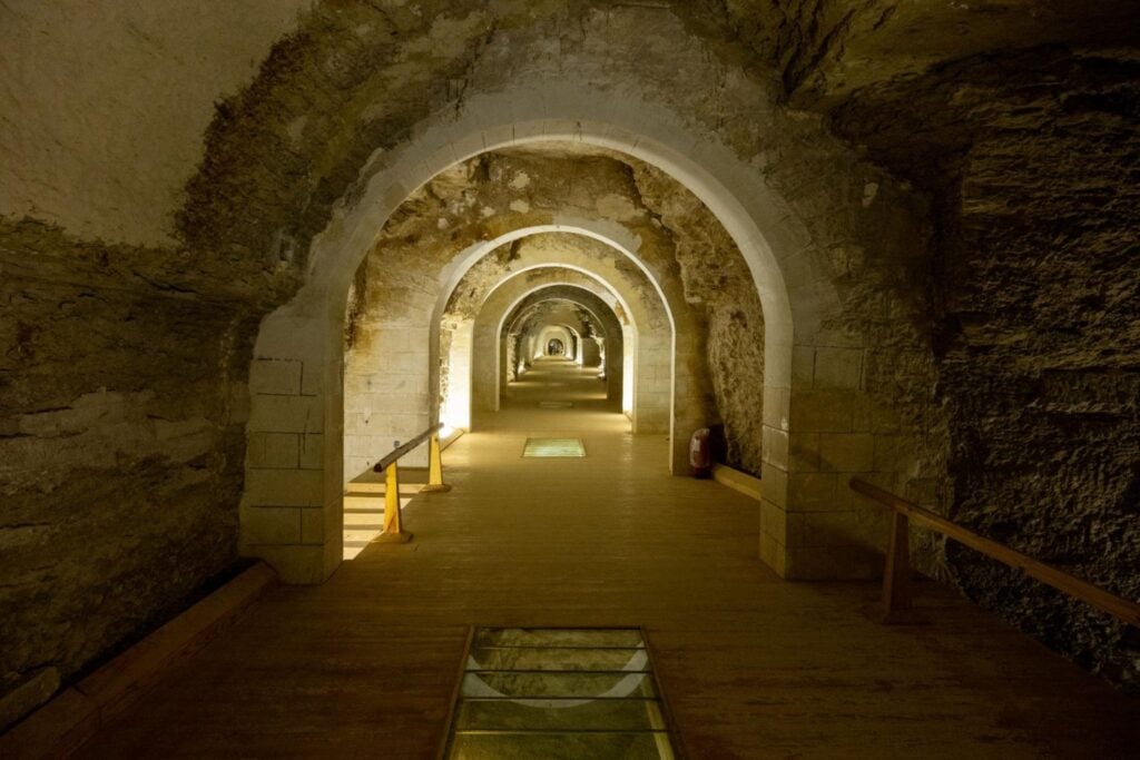 Los sarcófagos gigantes del Serapeum de Saqqara llevan décadas alimentando un misterio de ingeniería egipcia. Una nueva hipótesis propone que no fueron arrastrados bajo tierra, sino guiados con agua