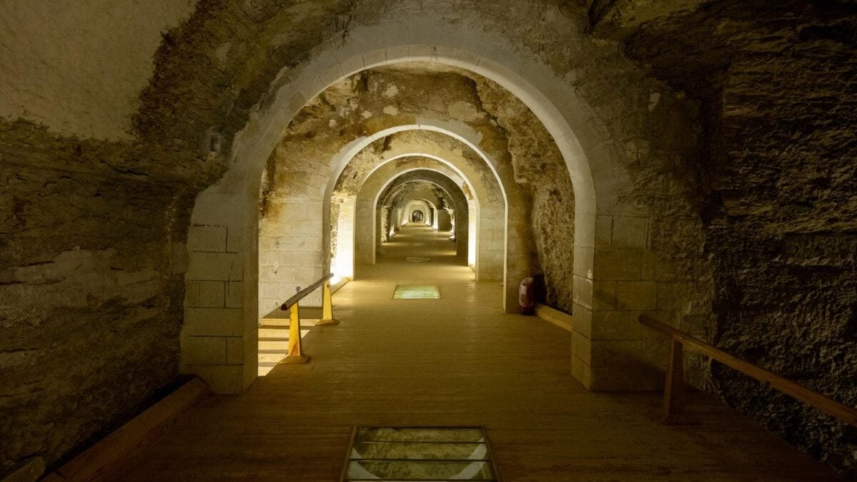Los sarcófagos gigantes del Serapeum de Saqqara llevan décadas alimentando un misterio de ingeniería egipcia. Una nueva hipótesis propone que no fueron arrastrados bajo tierra, sino guiados con agua
