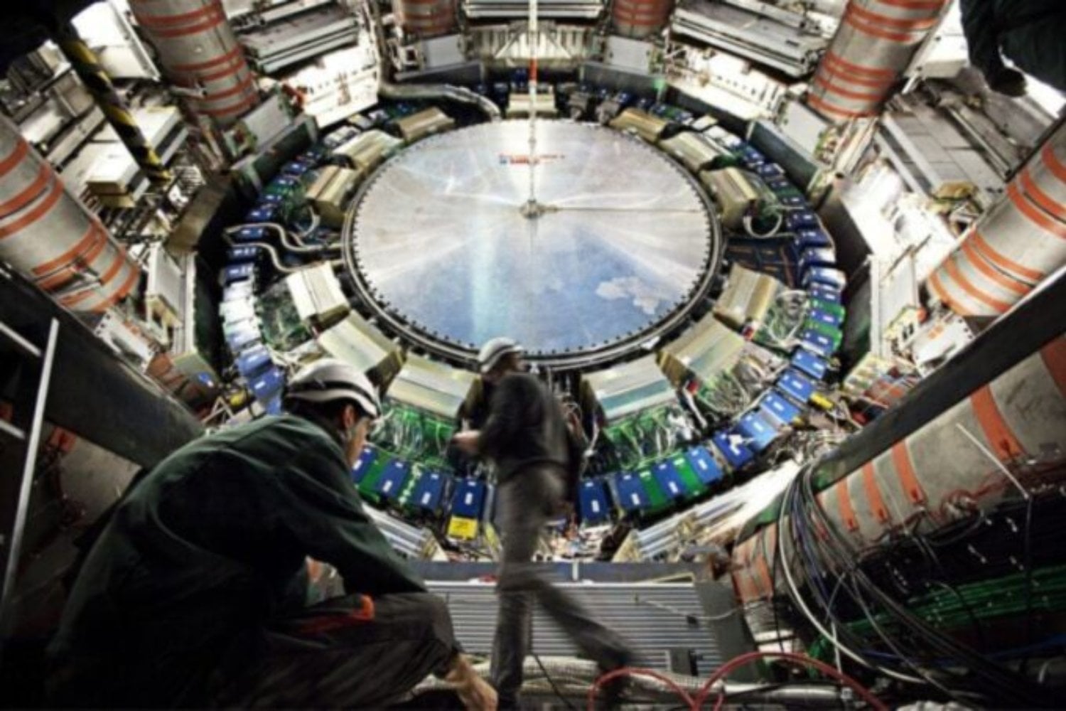 Algo nuevo apareció entre los restos de una colisión del CERN: una partícula ultraefímera hecha de dos quarks pesados. ATLAS confirma el mesón Bc*+ y afina una de las pruebas más difíciles de la fuerza fuerte