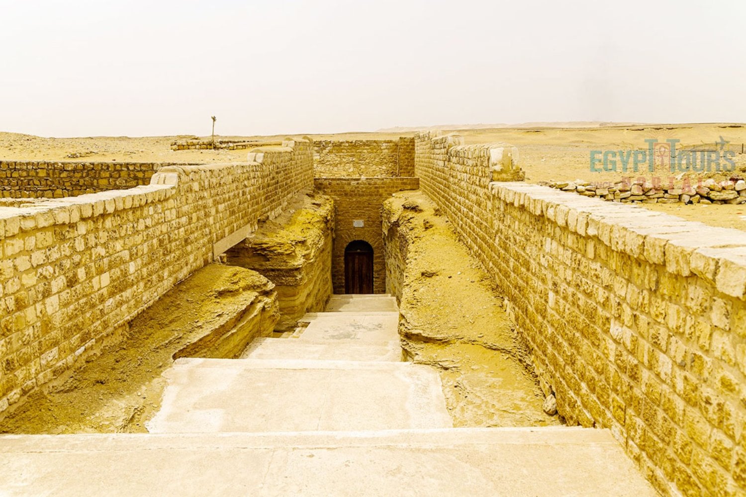 Los sarcófagos gigantes del Serapeum de Saqqara llevan décadas alimentando un misterio de ingeniería egipcia. Una nueva hipótesis propone que no fueron arrastrados bajo tierra, sino guiados con agua