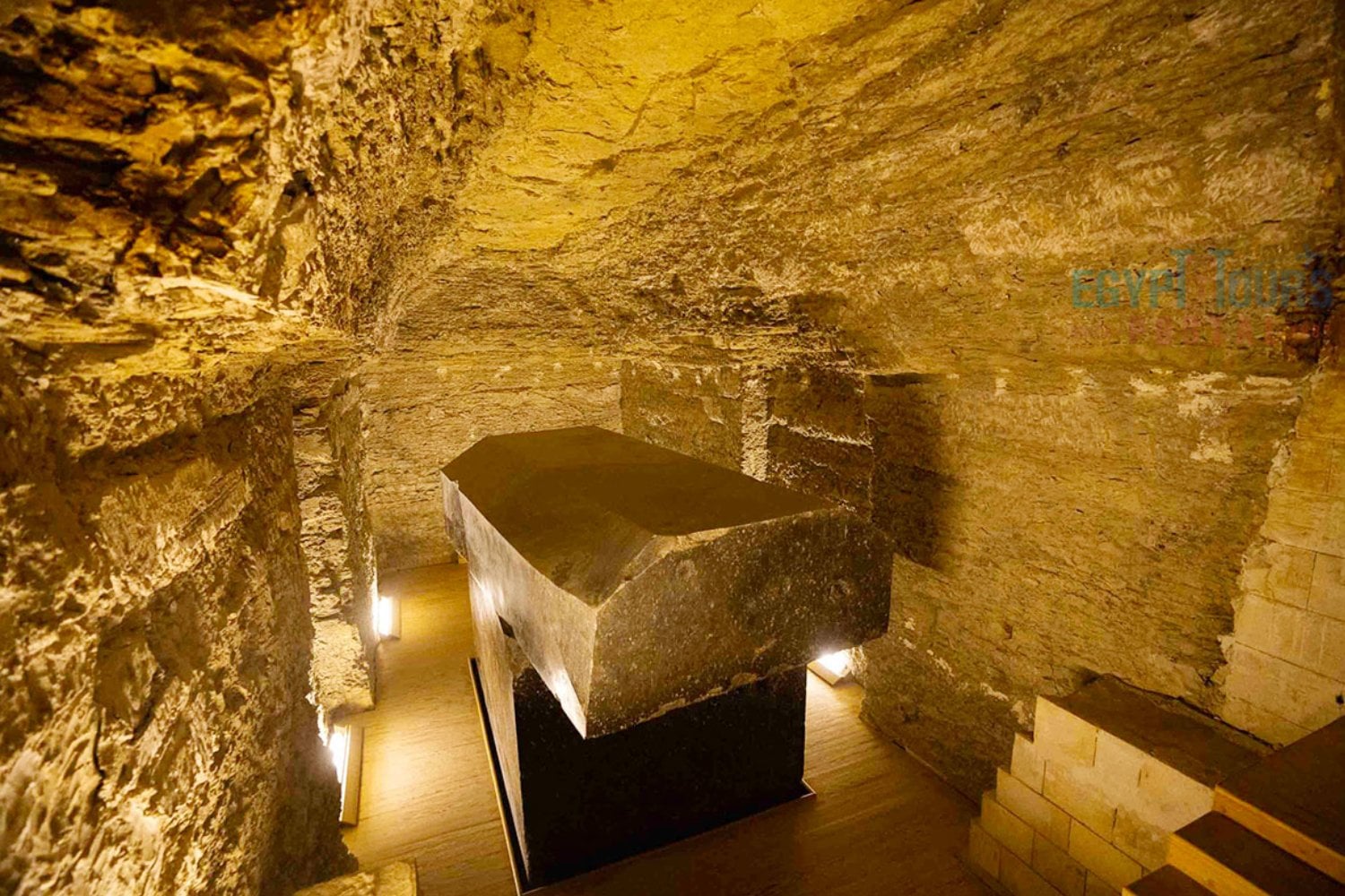Los sarcófagos gigantes del Serapeum de Saqqara llevan décadas alimentando un misterio de ingeniería egipcia. Una nueva hipótesis propone que no fueron arrastrados bajo tierra, sino guiados con agua
