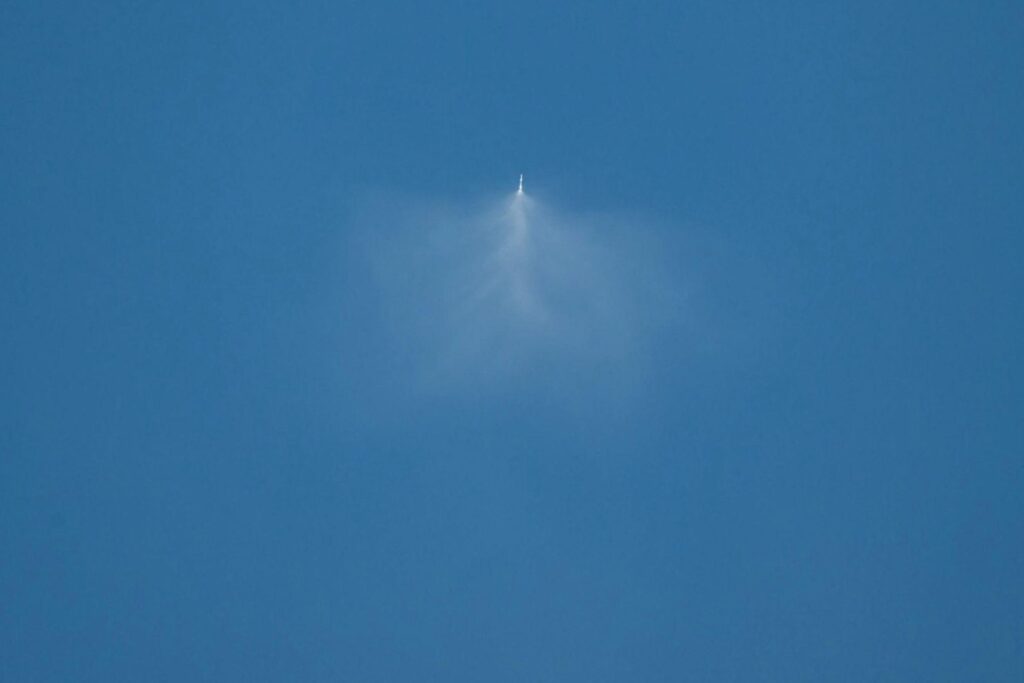 SpaceX empezó reduciendo el coste de lanzar cohetes y terminó vendiendo a los inversores un mercado potencial de 28,5 billones de dólares. Su histórica salida a bolsa demuestra que la tecnología importa, pero la promesa de dominar el futuro todavía más