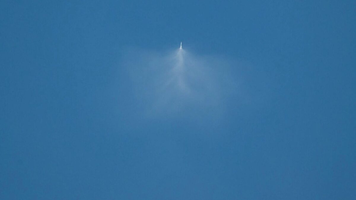 SpaceX empezó reduciendo el coste de lanzar cohetes y terminó vendiendo a los inversores un mercado potencial de 28,5 billones de dólares. Su histórica salida a bolsa demuestra que la tecnología importa, pero la promesa de dominar el futuro todavía más