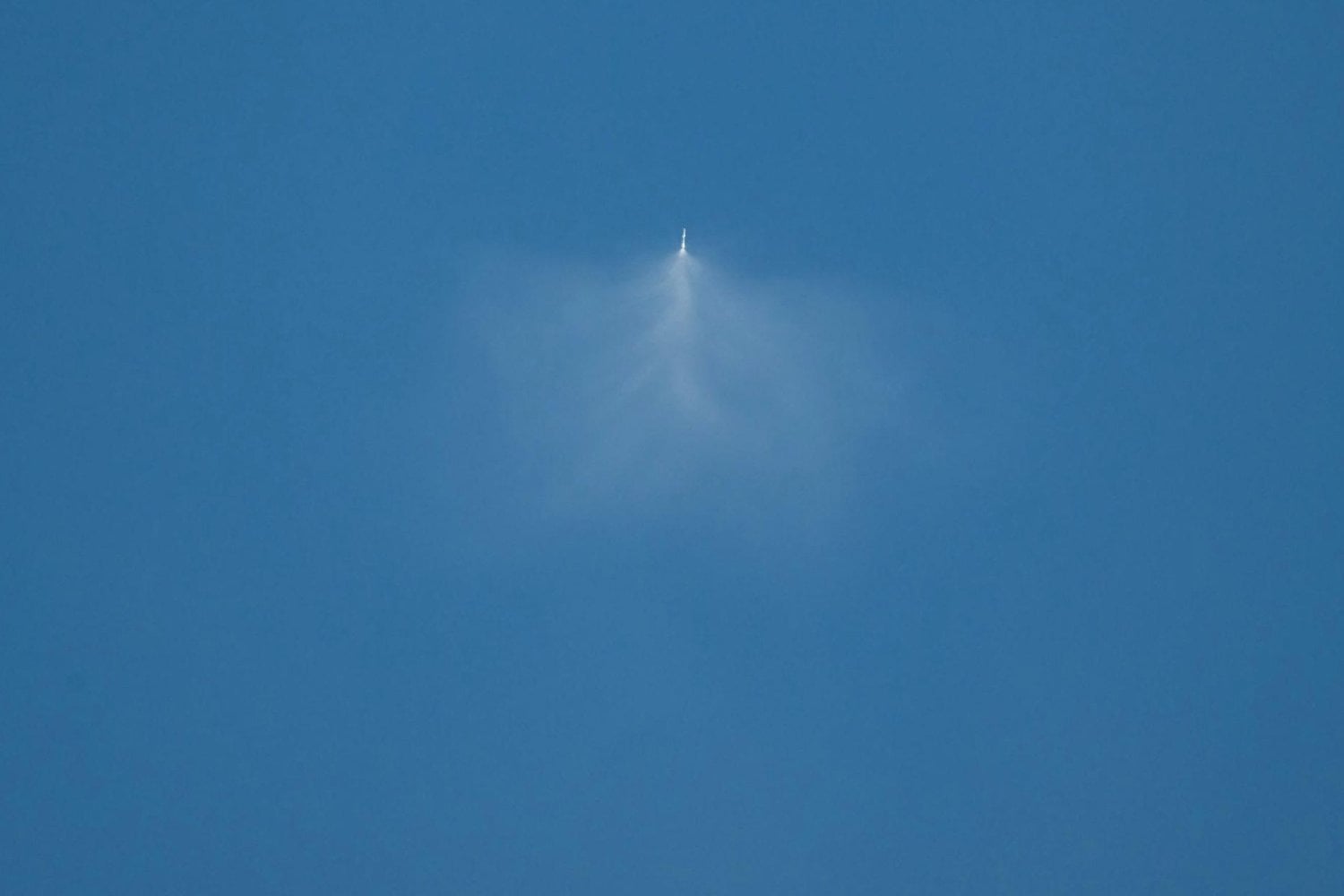 SpaceX empezó reduciendo el coste de lanzar cohetes y terminó vendiendo a los inversores un mercado potencial de 28,5 billones de dólares. Su histórica salida a bolsa demuestra que la tecnología importa, pero la promesa de dominar el futuro todavía más