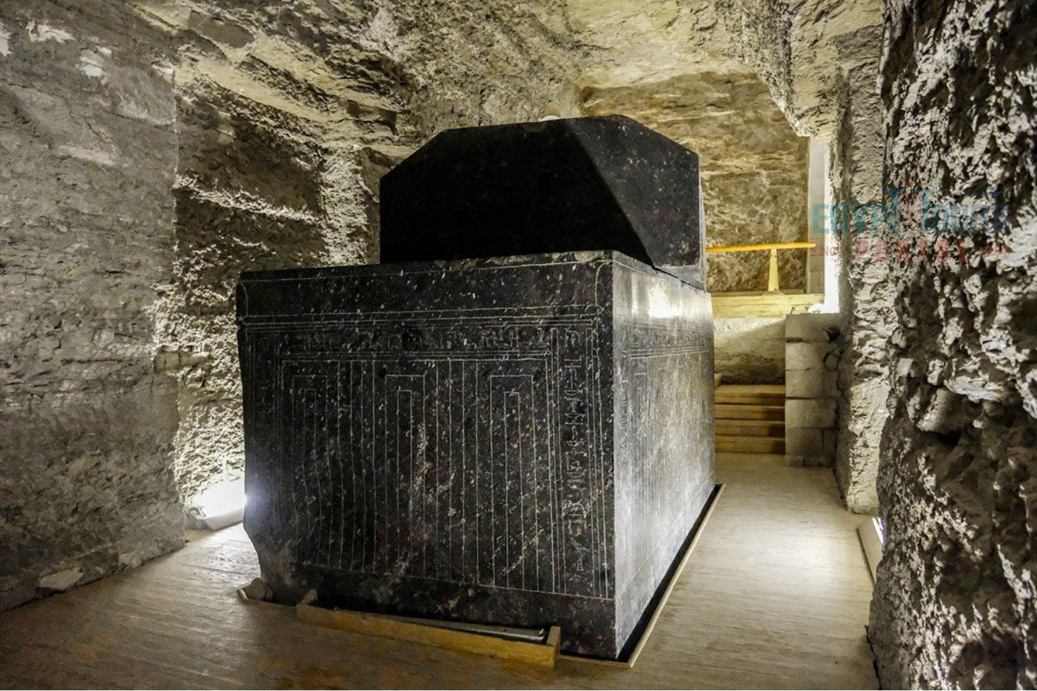Los sarcófagos gigantes del Serapeum de Saqqara llevan décadas alimentando un misterio de ingeniería egipcia. Una nueva hipótesis propone que no fueron arrastrados bajo tierra, sino guiados con agua