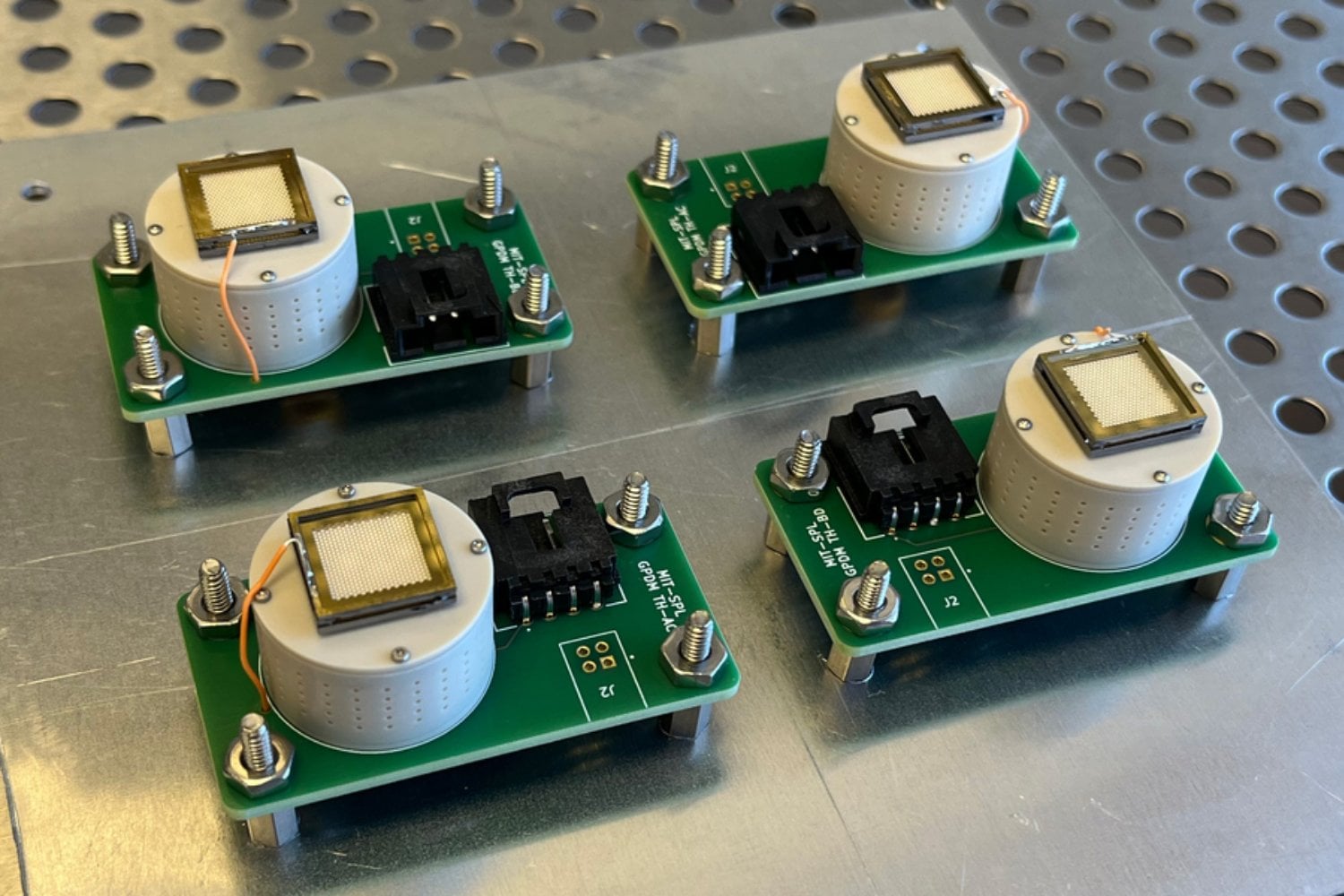 El MIT acaba de probar un motor híbrido que podría convertir satélites del tamaño de un maletín en exploradores interplanetarios. La clave es un combustible capaz de alimentar propulsión química rápida y propulsión eléctrica eficiente desde un solo depósito