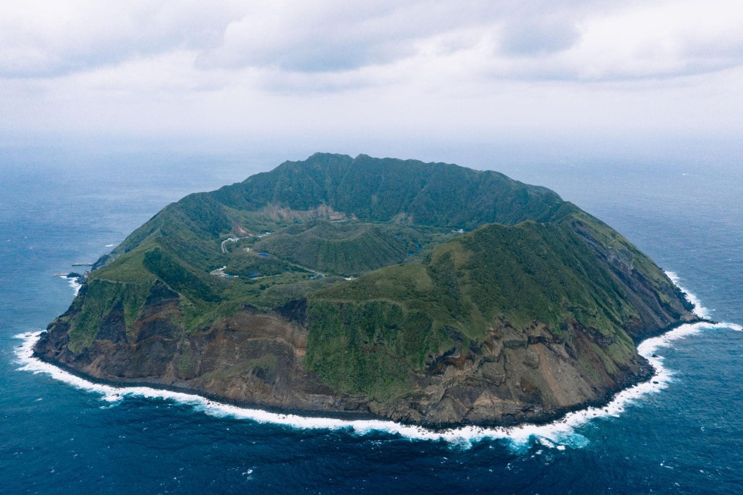 A 358 kilómetros de Tokio existe un pueblo de apenas 160 habitantes construido sobre un volcán activo. Sus vecinos cocinan con vapor geotérmico y dependen de un helicóptero o un ferry que el océano puede cancelar en cualquier momento