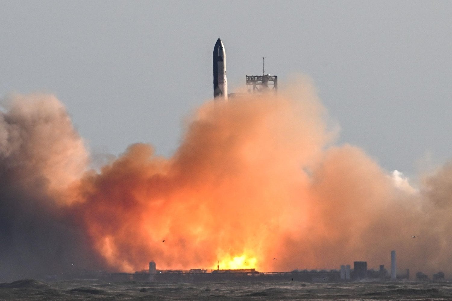 SpaceX empezó reduciendo el coste de lanzar cohetes y terminó vendiendo a los inversores un mercado potencial de 28,5 billones de dólares. Su histórica salida a bolsa demuestra que la tecnología importa, pero la promesa de dominar el futuro todavía más
