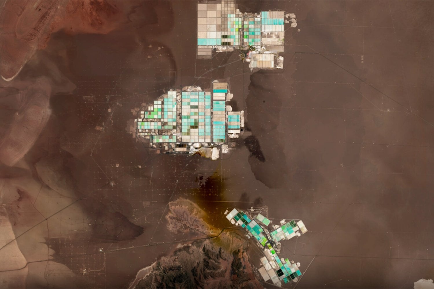 Las imágenes por satélite de la NASA muestran un paisaje casi psicodélico en el Salar de Atacama, pero lo que parecen colores hipnóticos es en realidad una advertencia ambiental. Detrás del litio que alimenta el coche eléctrico hay millones de litros de agua evaporados y un ecosistema cada vez más presionado