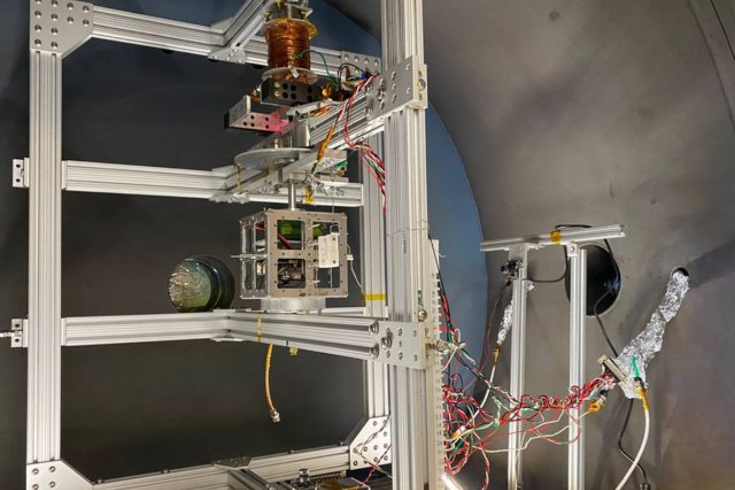 El MIT acaba de probar un motor híbrido que podría convertir satélites del tamaño de un maletín en exploradores interplanetarios. La clave es un combustible capaz de alimentar propulsión química rápida y propulsión eléctrica eficiente desde un solo depósito