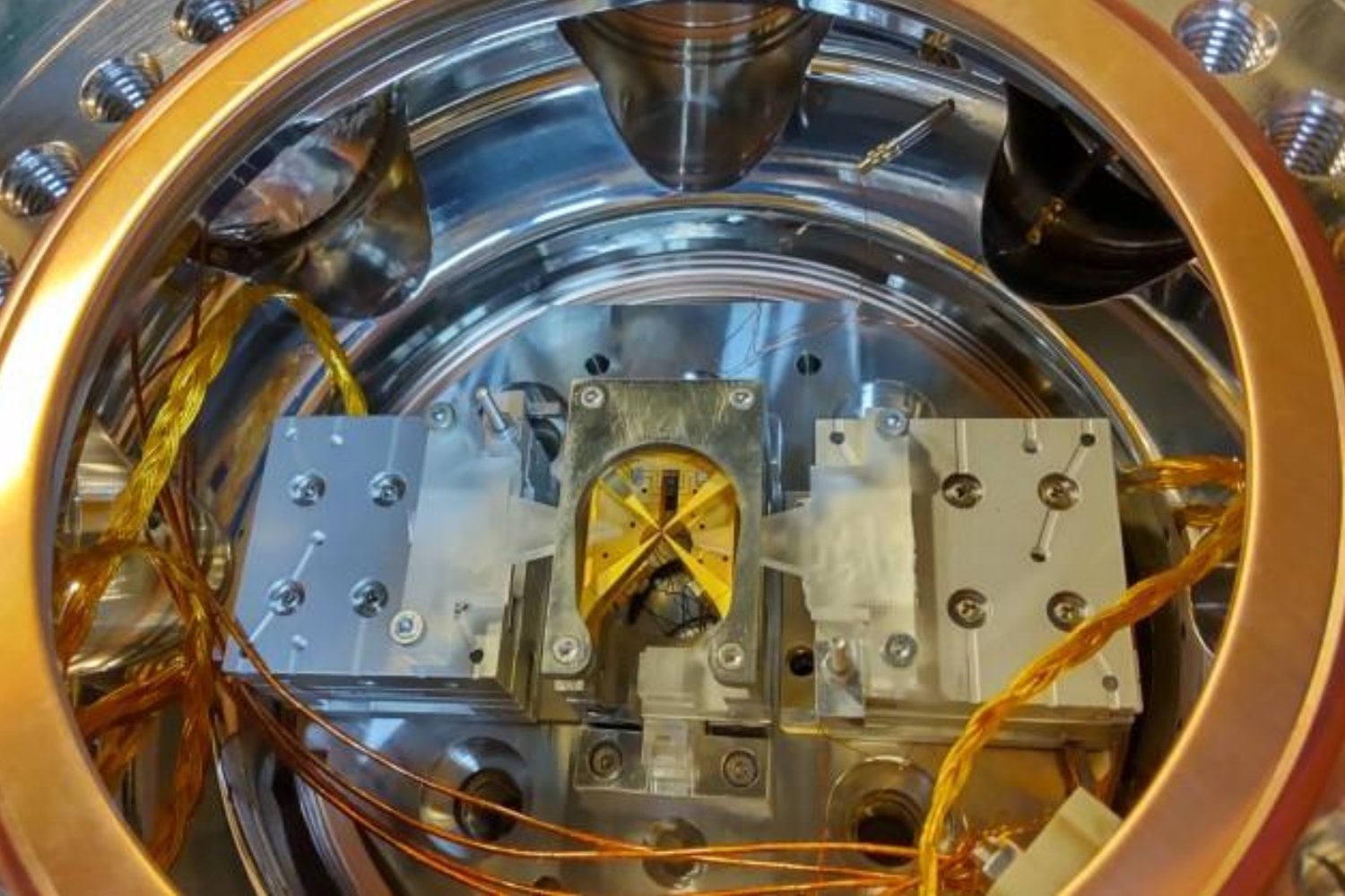 La IA y la computación cuántica empiezan a cambiar la forma de descubrir nuevos materiales. Dos estudios muestran cómo simular propiedades que antes quedaban fuera del alcance de los superordenadores