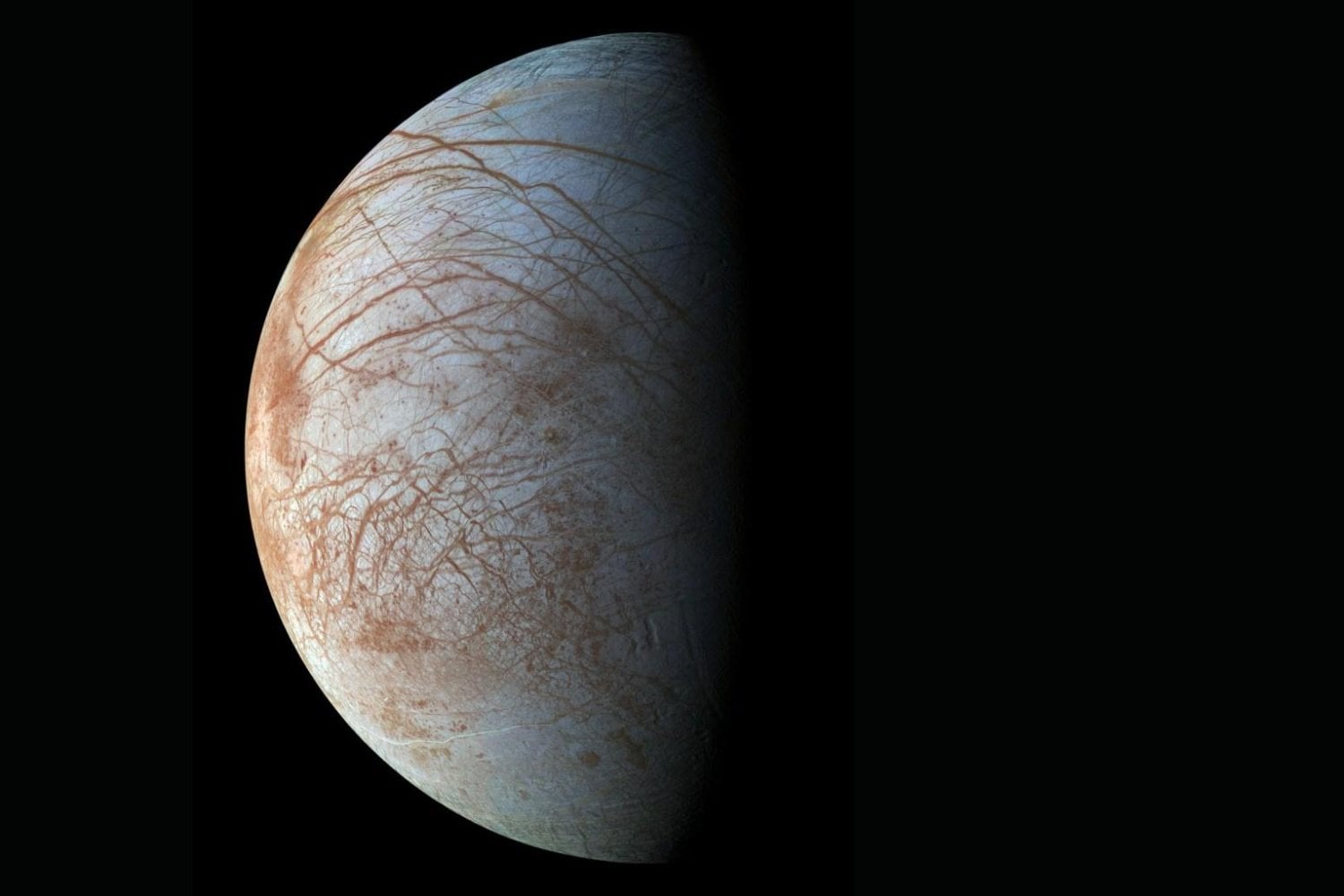 Europa, la luna helada de Júpiter, pudo recibir una lluvia constante de polvo terrestre con bacterias atrapadas. La hipótesis no prueba que haya vida allí, pero reabre el debate sobre la panspermia inversa