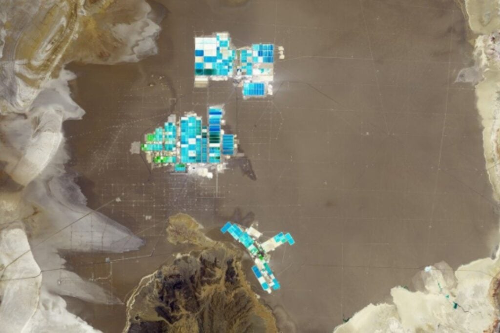 Las imágenes por satélite de la NASA muestran un paisaje casi psicodélico en el Salar de Atacama, pero lo que parecen colores hipnóticos es en realidad una advertencia ambiental. Detrás del litio que alimenta el coche eléctrico hay millones de litros de agua evaporados y un ecosistema cada vez más presionado