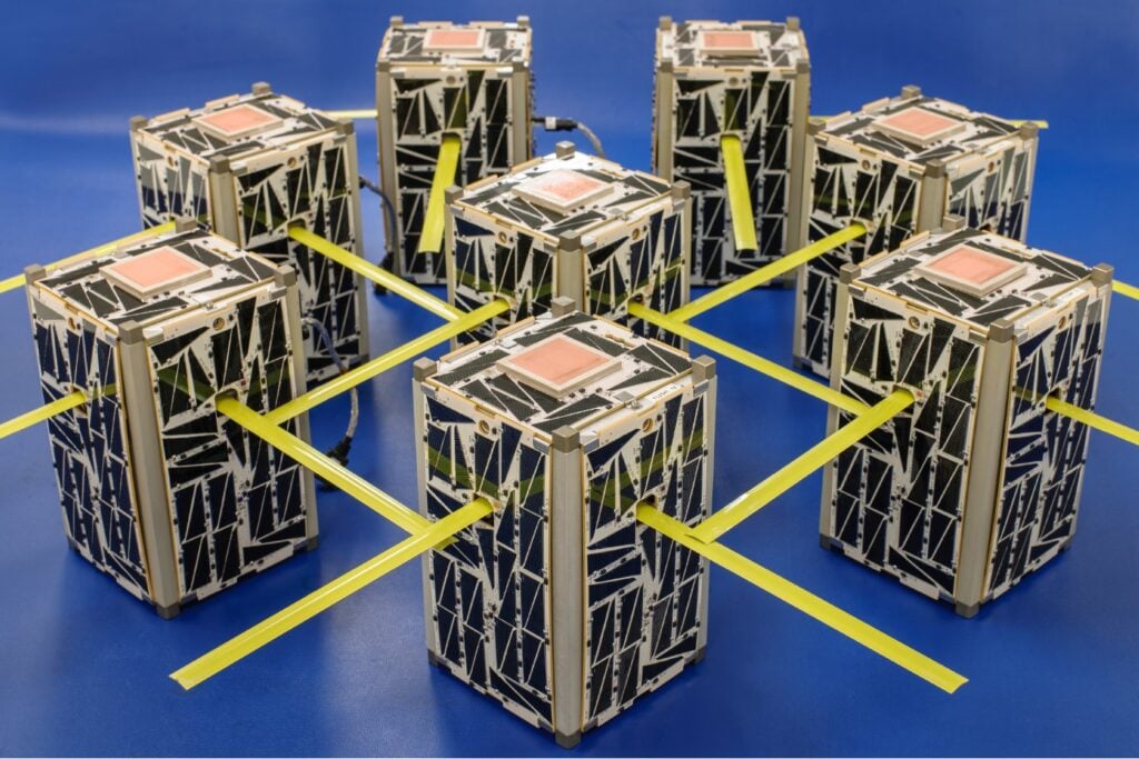 El MIT acaba de probar un motor híbrido que podría convertir satélites del tamaño de un maletín en exploradores interplanetarios. La clave es un combustible capaz de alimentar propulsión química rápida y propulsión eléctrica eficiente desde un solo depósito