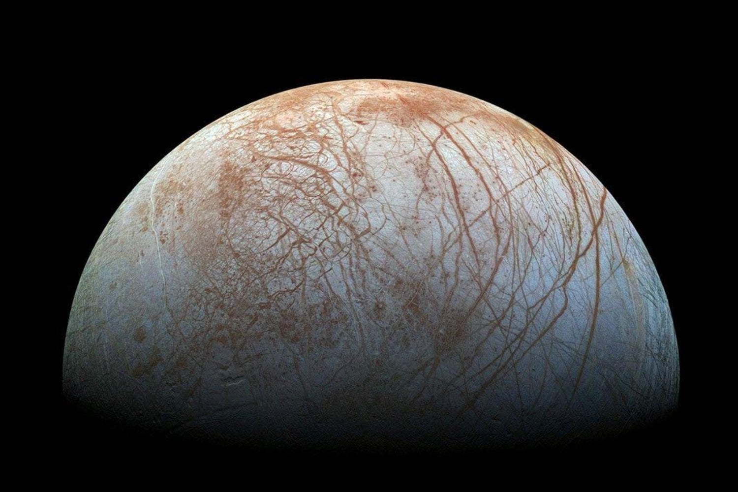 Europa, la luna helada de Júpiter, pudo recibir una lluvia constante de polvo terrestre con bacterias atrapadas. La hipótesis no prueba que haya vida allí, pero reabre el debate sobre la panspermia inversa