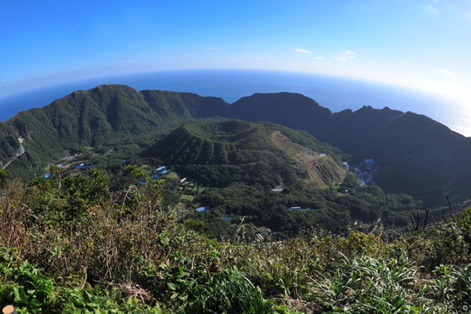 A 358 kilómetros de Tokio existe un pueblo de apenas 160 habitantes construido sobre un volcán activo. Sus vecinos cocinan con vapor geotérmico y dependen de un helicóptero o un ferry que el océano puede cancelar en cualquier momento