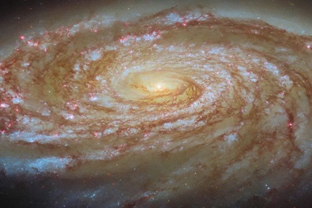 La NASA acaba de fotografiar una galaxia que se dirige hacia uno de los entornos más hostiles del universo cercano. Los astrónomos creen que su aspecto podría cambiar para siempre en los próximos cientos de millones de años