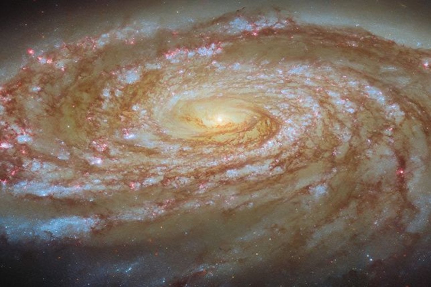 La NASA acaba de fotografiar una galaxia que se dirige hacia uno de los entornos más hostiles del universo cercano. Los astrónomos creen que su aspecto podría cambiar para siempre en los próximos cientos de millones de años
