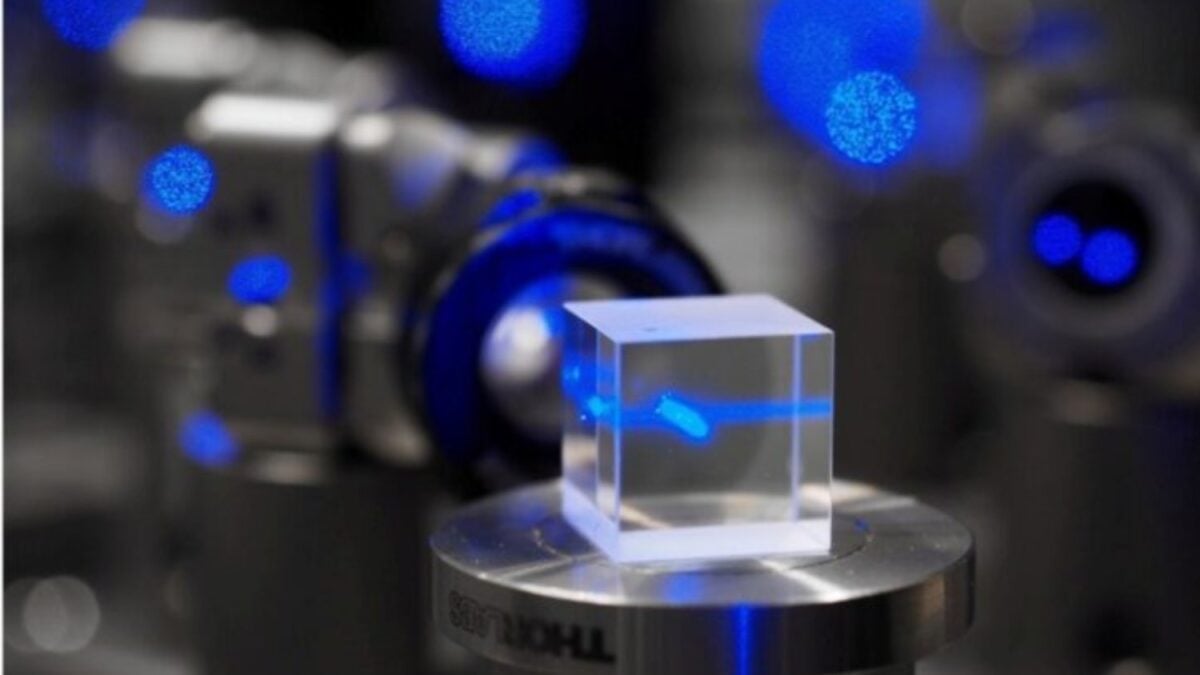 Un experimento cuántico acaba de superar uno de los grandes obstáculos para buscar materia oscura y nuevas ondas gravitacionales. Dos nubes de átomos ultrafríos lograron cancelar el ruido que normalmente oculta las señales más débiles del...