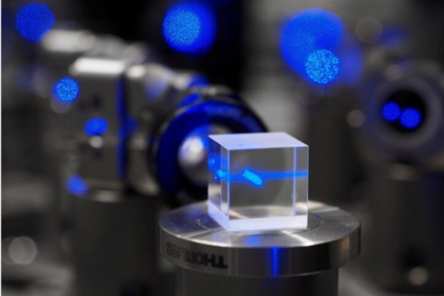 Un experimento cuántico acaba de superar uno de los grandes obstáculos para buscar materia oscura y nuevas ondas gravitacionales. Dos nubes de átomos ultrafríos lograron cancelar el ruido que normalmente oculta las señales más débiles del universo