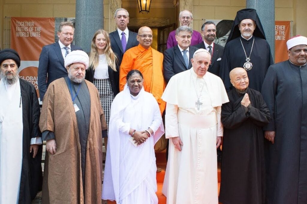 El cristianismo sigue siendo la religión más grande del mundo, pero el mapa global de la fe ya no se mueve como antes. El islam crece por demografía y los no afiliados avanzan por abandono religioso