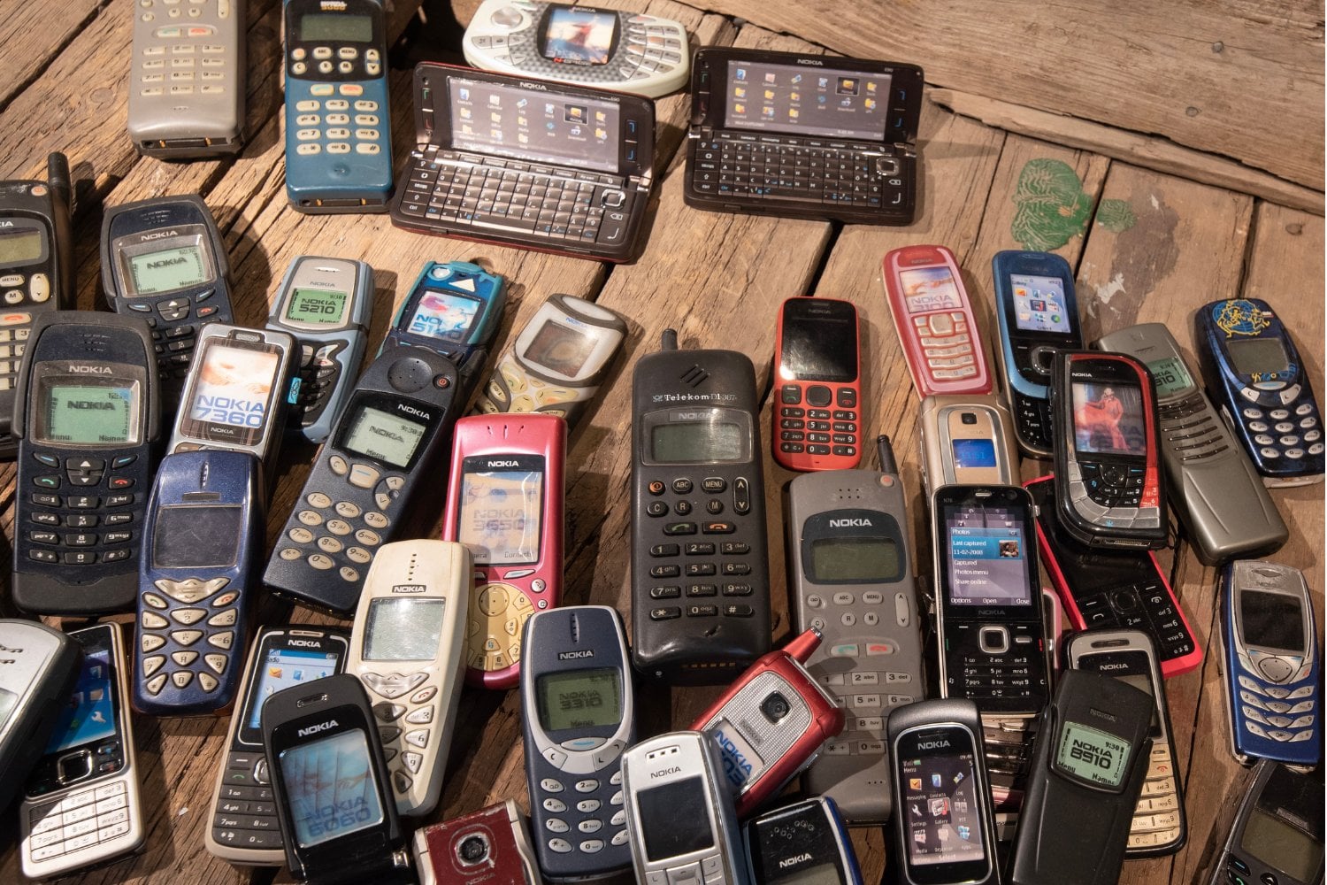 El cementerio tecnológico que todos tenemos en casa: por qué guardamos celulares viejos aunque ya no los usemos