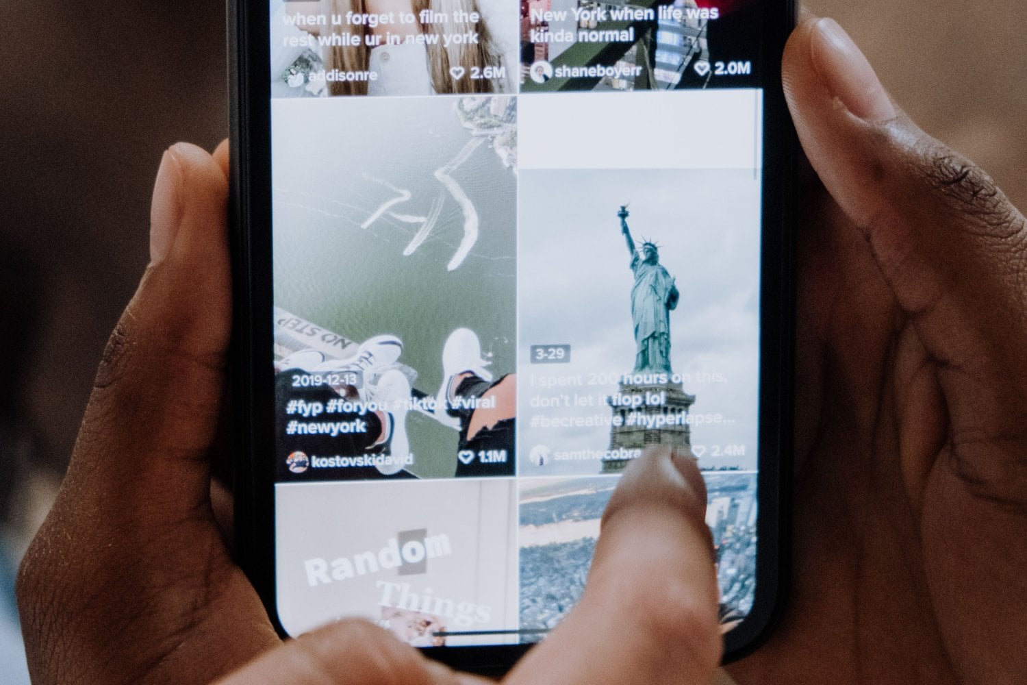 TikTok ya no solo tiene videos hechos con IA: un estudio dice que más de la mitad de lo que ve una cuenta nueva es “basura artificial”