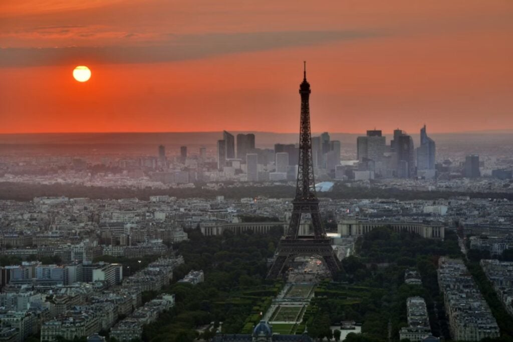 París está enterrando bajo sus calles una respuesta al calor extremo: una red gigante de frío que funciona como un aire acondicionado urbano