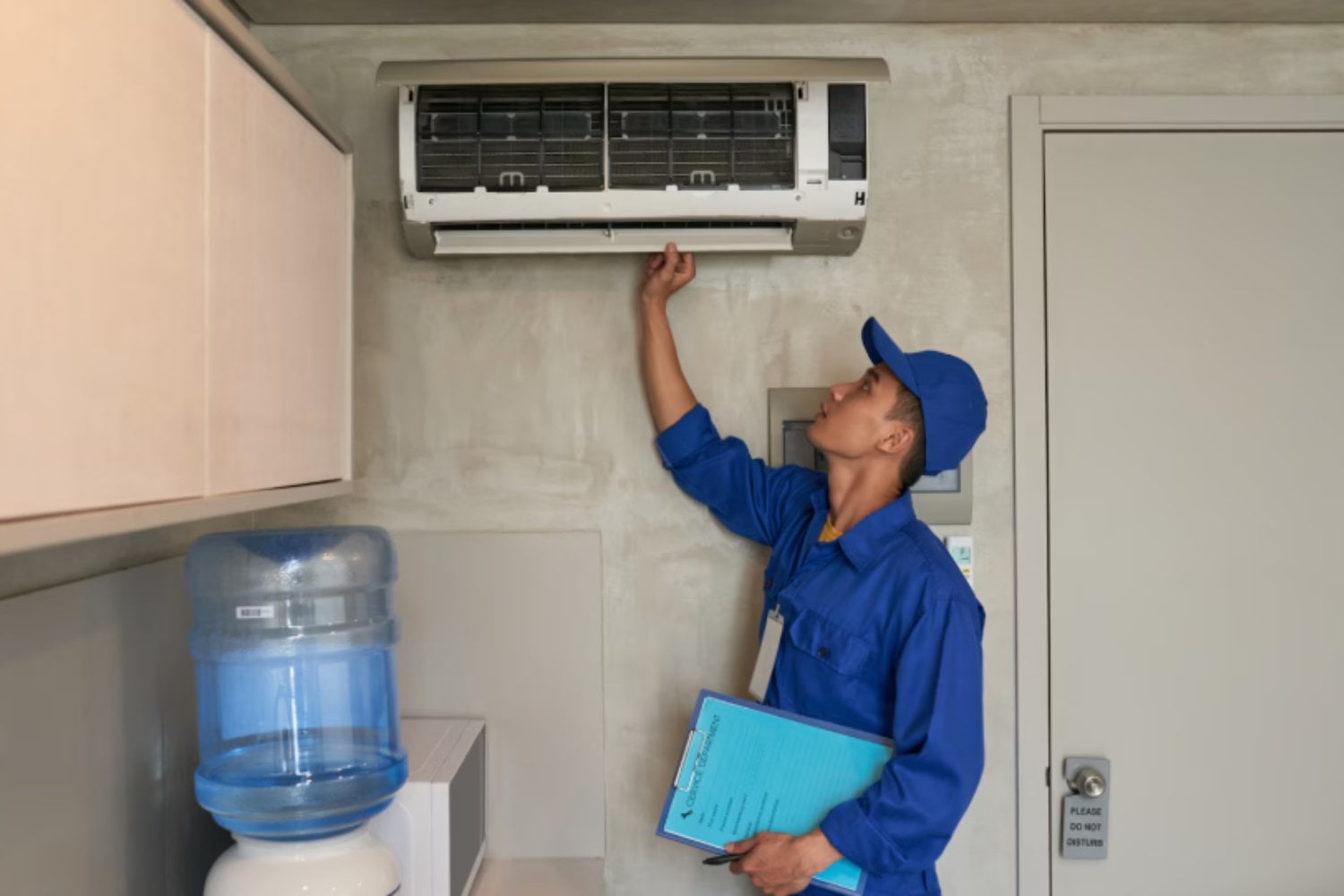 Un electricista lo tiene claro: antes de encender el aire acondicionado, hay un aparato que consume mucho menos