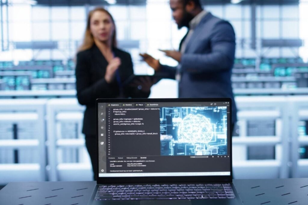 La inteligencia artificial prometía quitarnos trabajo, pero en muchas oficinas ya creó una nueva tarea invisible: vigilarla todo el día