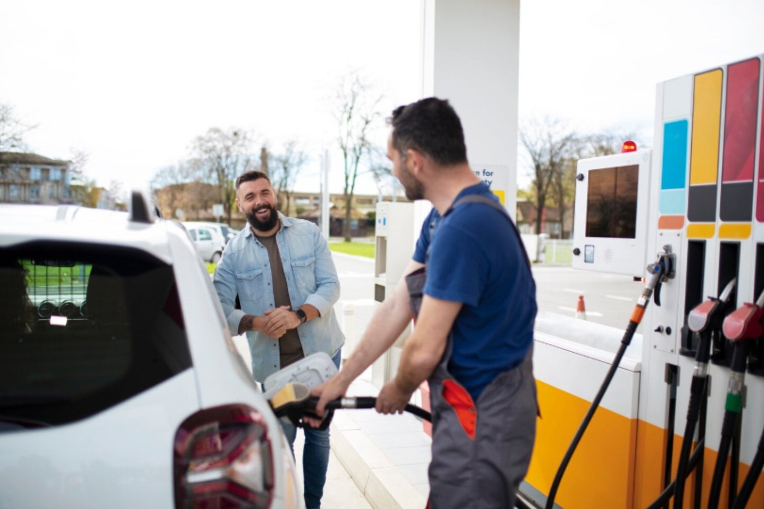 El MIT comparó coches eléctricos, híbridos y de gasolina: la respuesta sobre cuál contamina menos es más clara de lo que parece