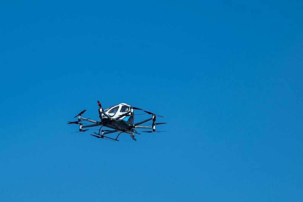 Los coches voladores no van a llenar el cielo como en las películas: la verdadera revolución será una red de taxis eléctricos sobre las ciudades