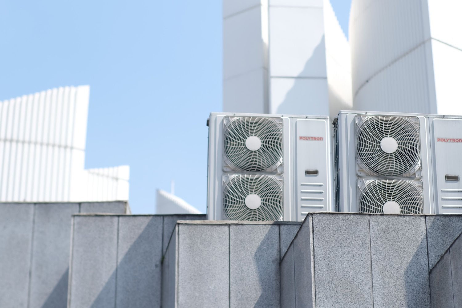 Un electricista lo tiene claro: antes de encender el aire acondicionado, hay un aparato que consume mucho menos