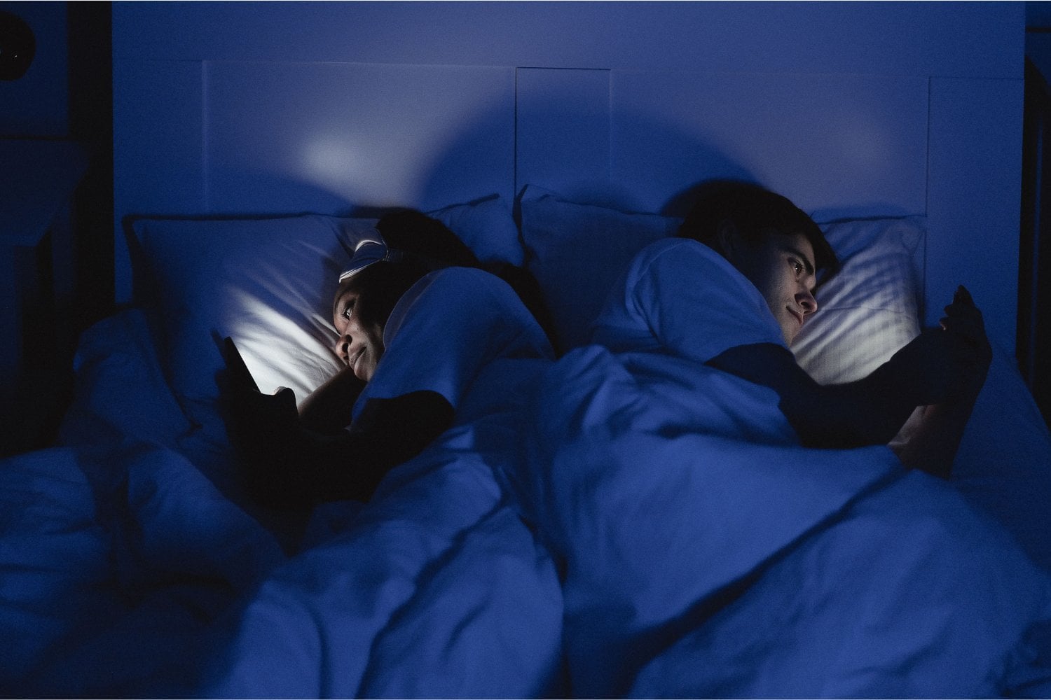 Los adolescentes no solo duermen menos por mirar pantallas: el verdadero problema es que sus amigos ya no salen nunca de la habitación