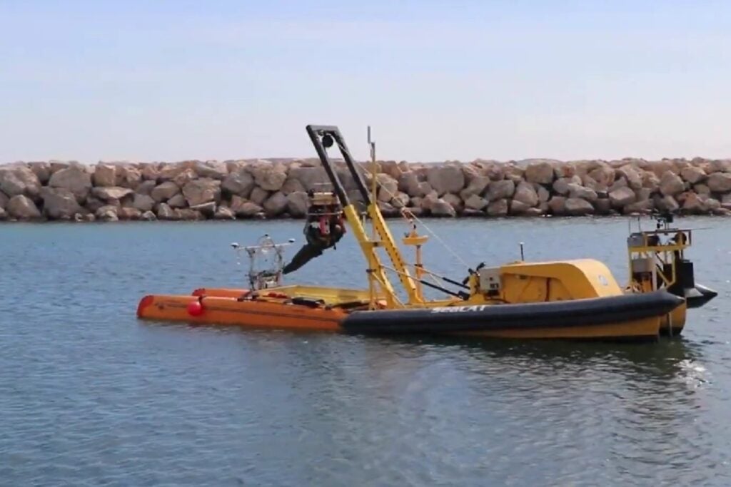 La basura marina ya no solo se limpia en la playa: Europa prueba robots para sacarla del fondo del mar