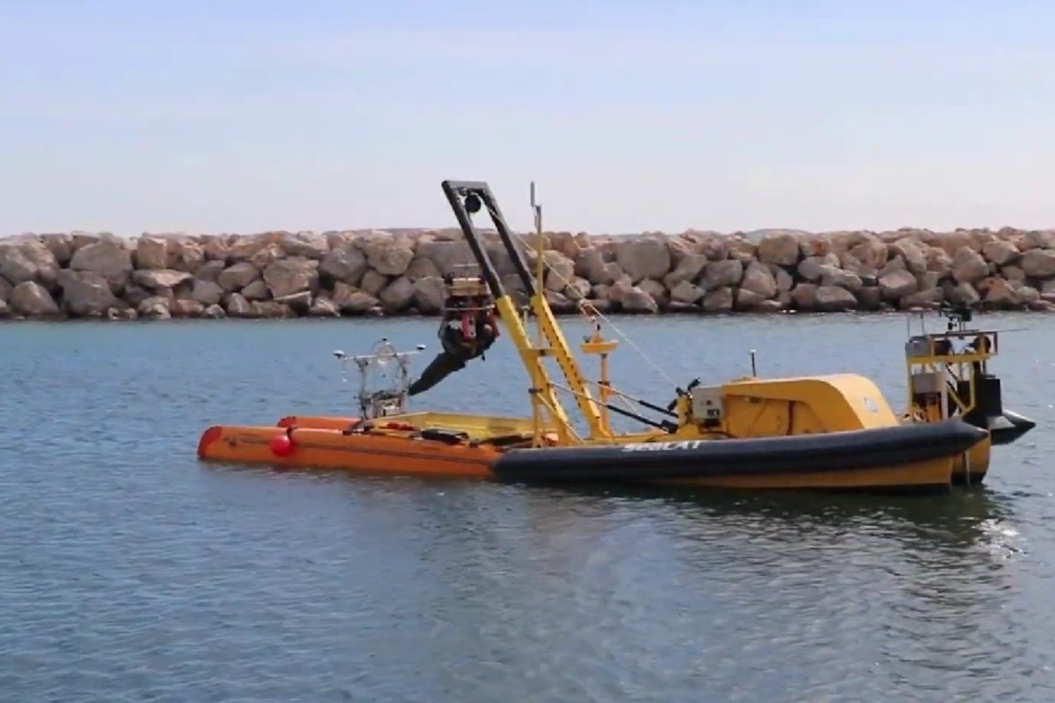 La basura marina ya no solo se limpia en la playa: Europa prueba robots para sacarla del fondo del mar